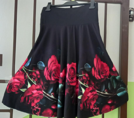 Půlkolová sukně - červené růže S - XXL