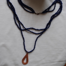 Korálkový náhrdelník s měděnou kapkou